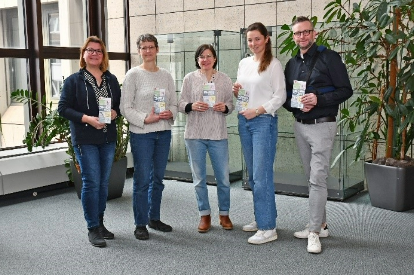 Projekt__Bildgroesse_aendern_.png Foto v.l.n.r.: Stefanie Lange (fbs Andernach), Susanne Schwandt (fbs Koblenz), Melanie Hellmann (fbs Mayen), Mareike Franzen (Smarte Region MYK10), Marko Boos (Landrat Mayen-Koblenz)
Copyright: Kreisverwaltung MYK/Damian Morcinek