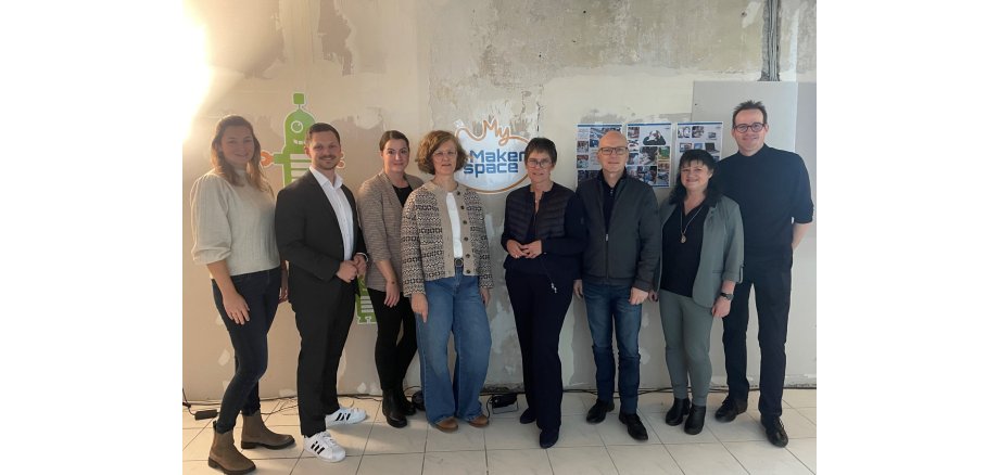 pi-484-2025-foerderung-fuer-mayener-makerspace-uebergeben.jpg Foto: Jennifer Dustmann/Stadt Mayen
v.l.n.r.: Mareike Franzen (KVMYK, Projekt Smarte Cities), Tobias Querbach (Chief Digital Officer, KVMYK), Milena Ellner (FBS Mayen, Leitung Makerspace), Iris Emmerich (Geschäftsführung FBS Mayen), Petra Dick-Walther (Staatssekretärin, Ministerium für Wirtschaft, Verkehr, Landwirtschaft und Weinbau), Dirk Meid (OB, Stadt Mayen), Dagmar Luxem (Bereichsleitung, Wirtschaft und Kultur, Stadt Mayen), Dr. Christian Grieshaber (Stadt Mayen, Leitung RegioHub)